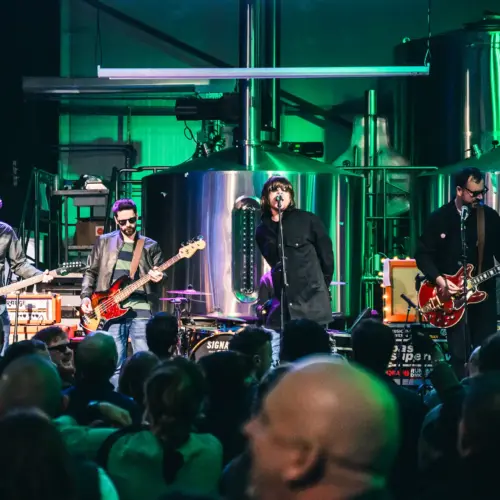 Oasis Supernova – Performing Oasis